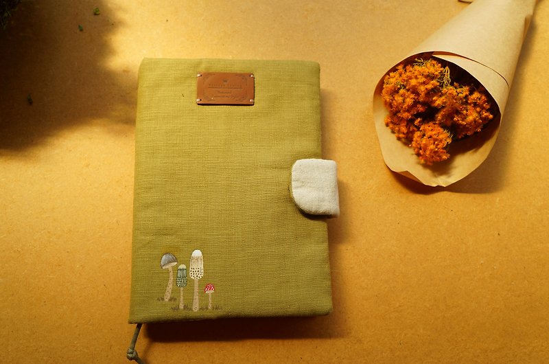 zoeiccc客訂頁面--手繪森林裡的小蕈菇支票袋 - 書套/書衣 - 棉．麻 綠色