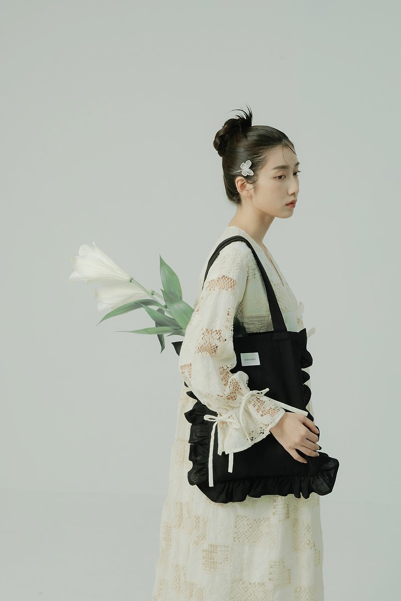 Xinzhai and Zuowang ruffles tote bag - กระเป๋าแมสเซนเจอร์ - ผ้าฝ้าย/ผ้าลินิน สีดำ