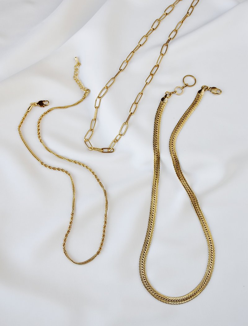 [Valentine&#39;s Day Gift Box] Multi-layer mix and match retro snake bone chain three-layer mix and match necklace