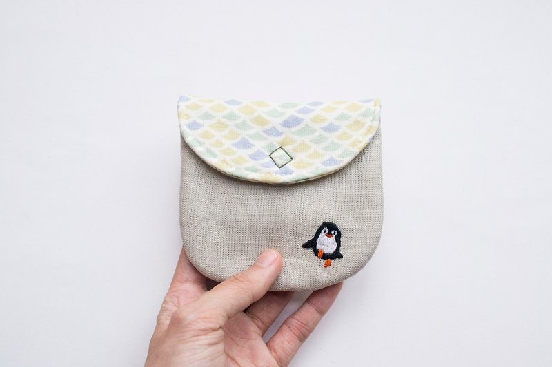 企鵝 Penguin Embroidered Linen Wee Pouch - กระเป๋าใส่เหรียญ - ผ้าฝ้าย/ผ้าลินิน หลากหลายสี