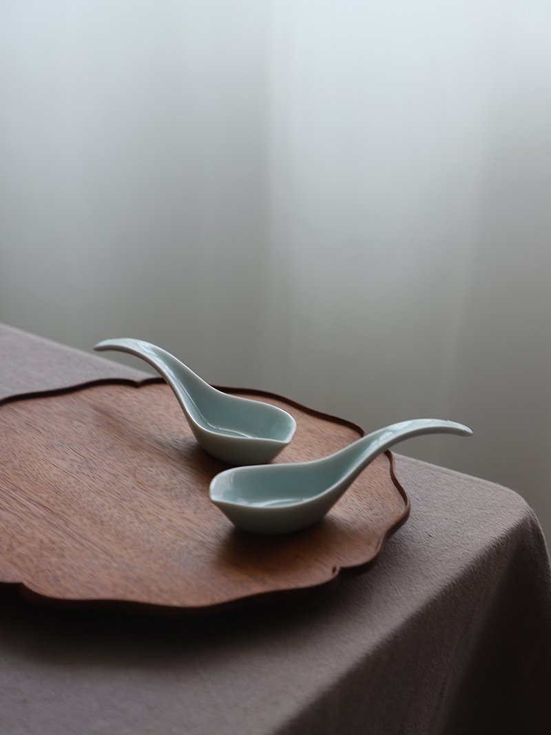 Petal spoon tableware accessories high temperature color glaze two-color - ตะหลิว - เครื่องลายคราม 