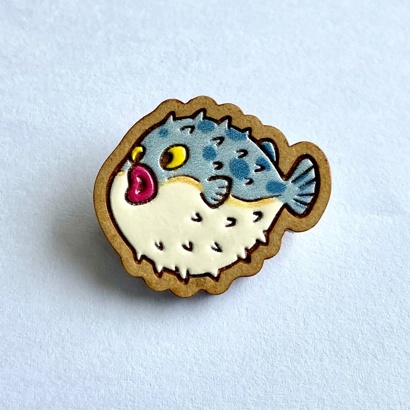 Painted wood brooch - Puffer fish (gray) - Brooches - Wood Gray