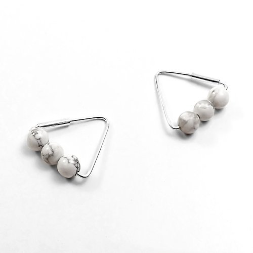 Miss Maru Jewellery 瘋狂幾何 | 白色大理石紋珠珠+中三角形925純銀線耳環