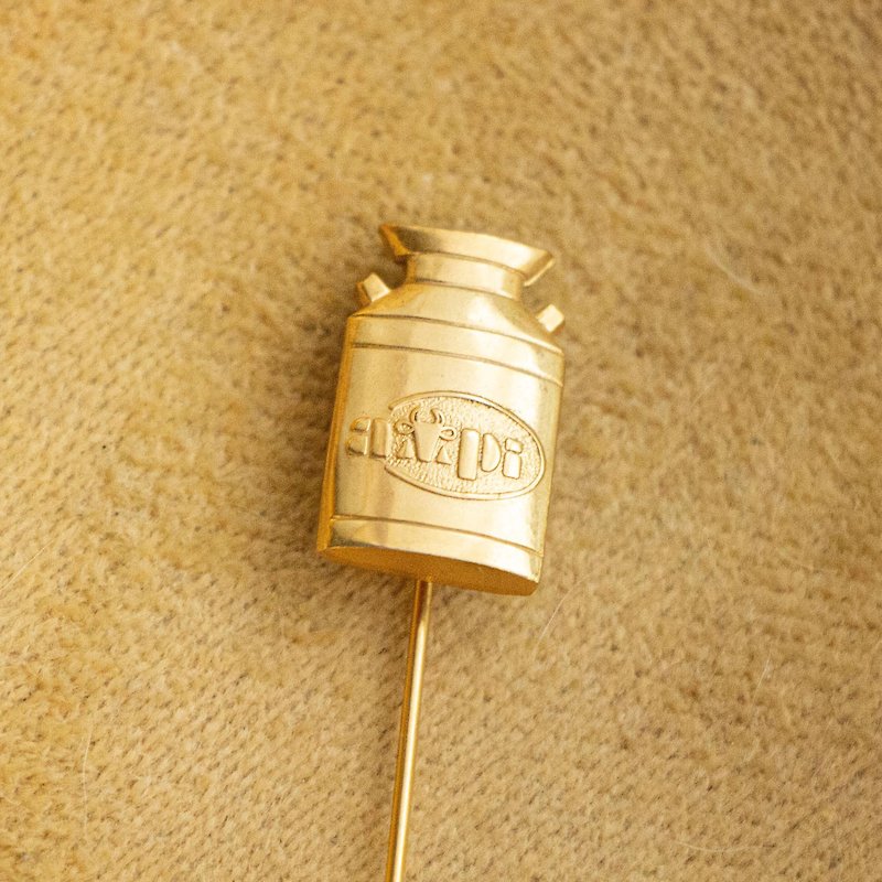 American non-standard antique AMPI milk jug shape gold-plated flat pin collar pin