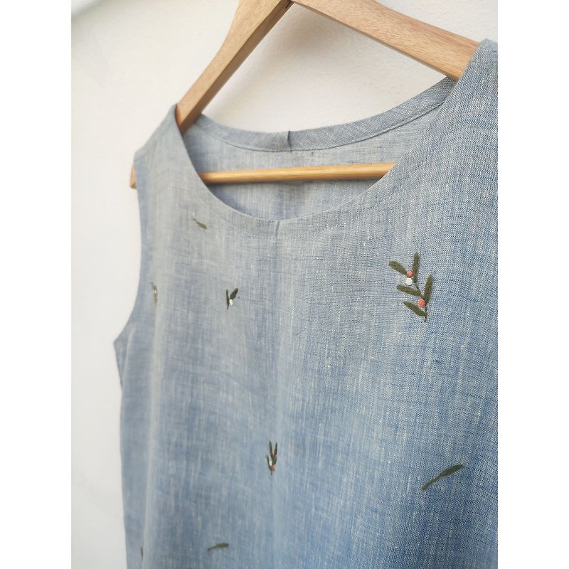 Blue sleeveless dress with flower lover embroidery - 女裝 上衣 - 棉．麻 藍色