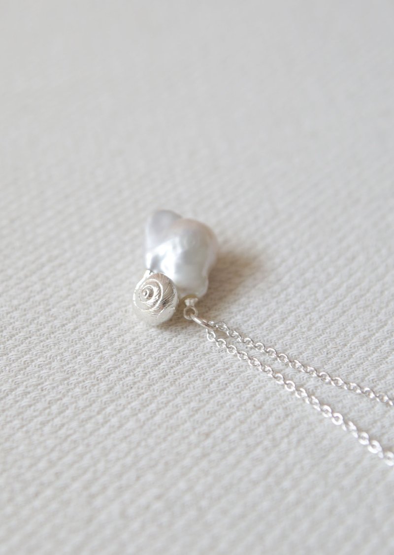 Sterling Silver Baroque Snail Pearl Necklace - ต่างหู - เงินแท้ สีเงิน