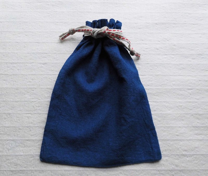 Indigo dyeing · bag in · drawstring _1 · red line - กระเป๋าเครื่องสำอาง - ผ้าฝ้าย/ผ้าลินิน สีน้ำเงิน