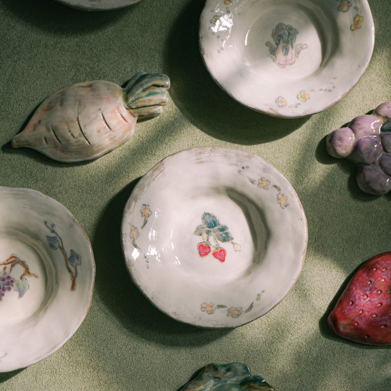 陶瓷 手捏豆皿 彩繪時令蔬果 | 冬季款 Small Ceramic Dish - 盤子/餐盤/盤架 - 陶 多色