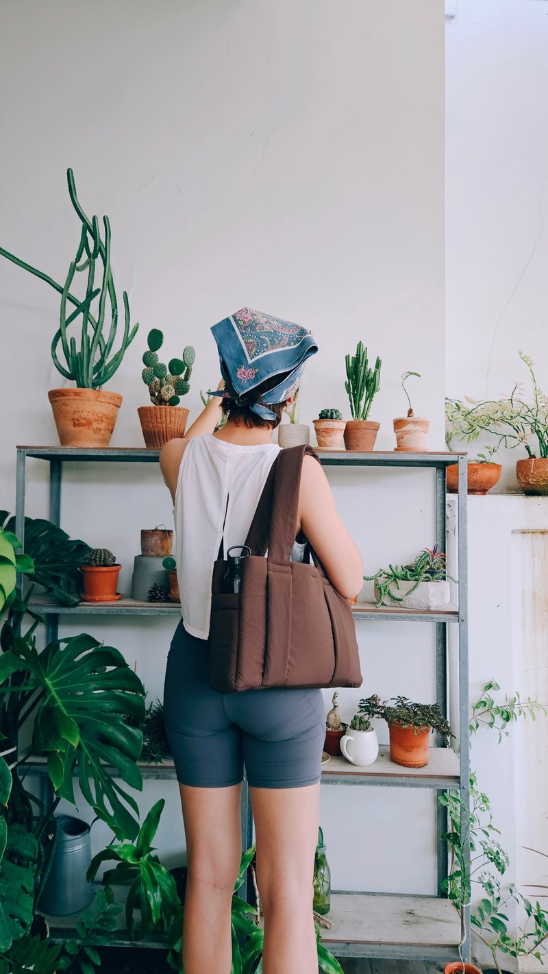 Dark brown Hot dog fluffy nylon organizer shoulder bag WHITEOAKFACTORY 包包 - กระเป๋าถือ - เส้นใยสังเคราะห์ สีนำ้ตาล
