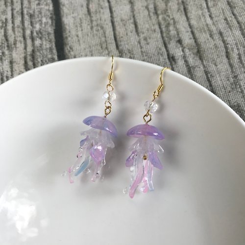 TIMBEE LO Jellyfish Crystal Beads Earrings Glossy Lightweight and Elegant -  Shop timbeelo Earrings & Clip-ons - Pinkoi