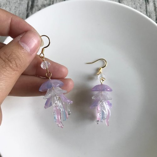 TIMBEE LO Jellyfish Crystal Beads Earrings Glossy Lightweight and Elegant -  Shop timbeelo Earrings & Clip-ons - Pinkoi