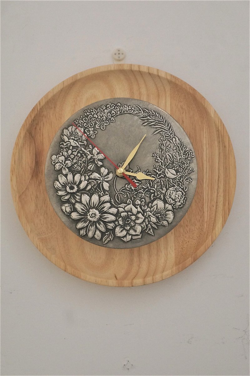 Tin sculpture, a token of happiness and consummation, wreath clock - Clocks - Other Materials Silver
