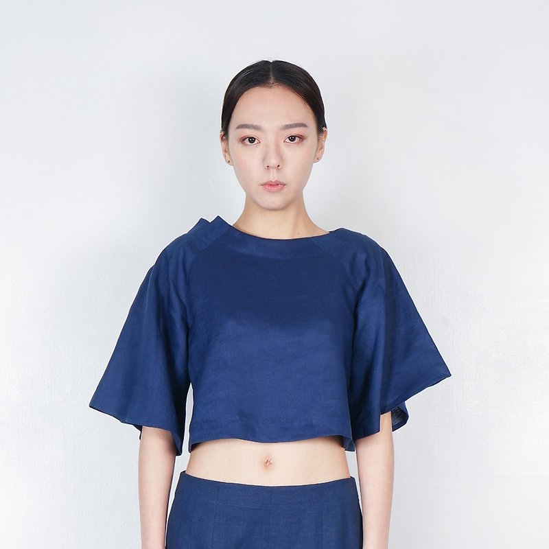 Black and White Cut SS Asymmetric Neck Raglan Top Ultramarine - เสื้อผู้หญิง - ผ้าฝ้าย/ผ้าลินิน สีน้ำเงิน