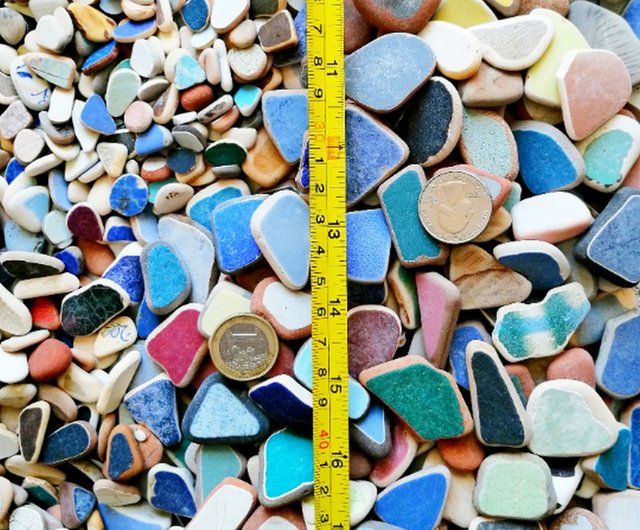 海の陶器の破片破碎的陶器色とりどりの壊れたモザイクタイル