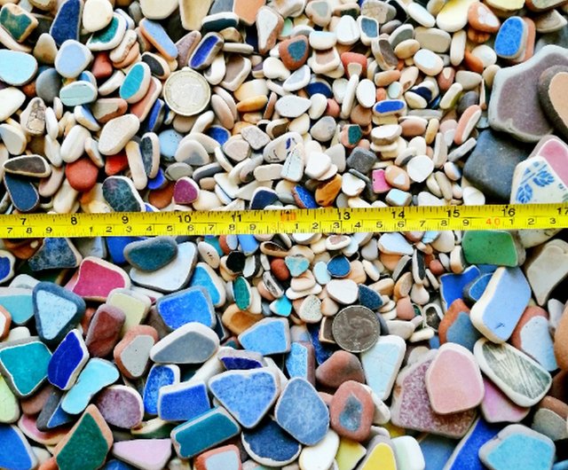 海の陶器の破片破碎的陶器色とりどりの壊れたモザイクタイル