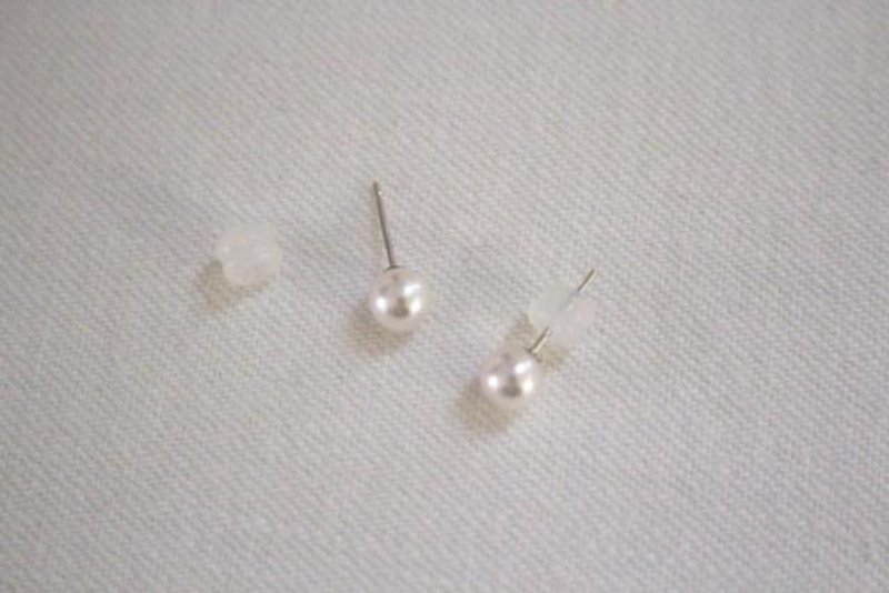 Akoya pearl K14KWG earrings (around 4mm) - ต่างหู - เครื่องเพชรพลอย สีเงิน
