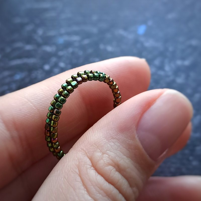 Bead ring Handmade jewelry Flexible bead ring Green olivine beads - 戒指 - 玻璃 綠色