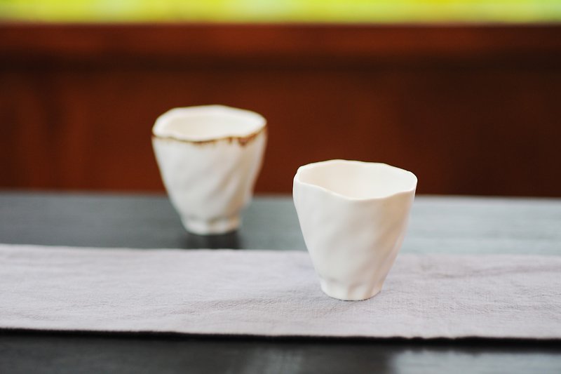 ダブルハングシュアン・ホング生活：│咲く白い磁器のカップ（白） - 急須・ティーカップ - 磁器 ホワイト