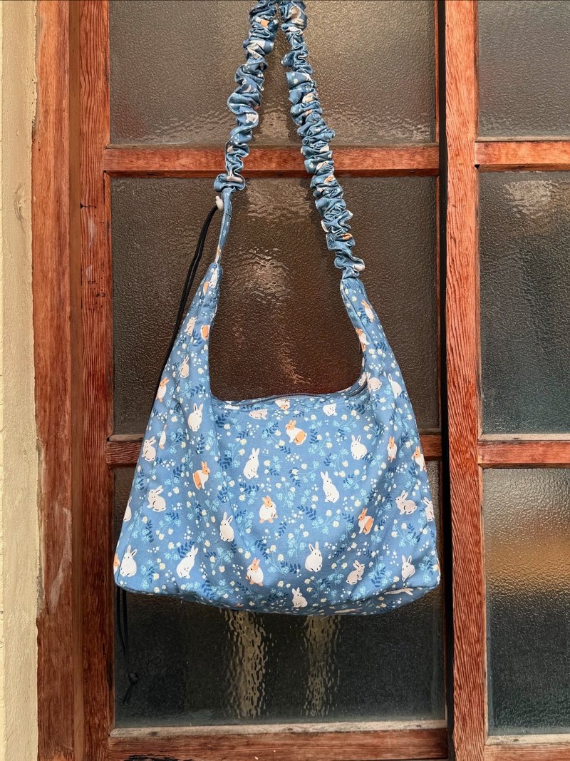 小牛村/ 霧藍 兔子 斜背包 肩背包 輕量 兩用手工包 日系碎花 - 側背包/斜背包 - 聚酯纖維 藍色