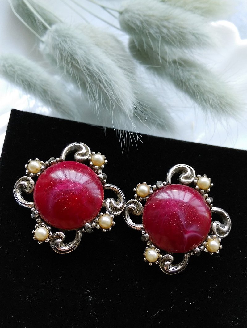 [Western antique jewelry / old age] 1970's Victorian style elegant clip earrings - Earrings & Clip-ons - Other Metals Red