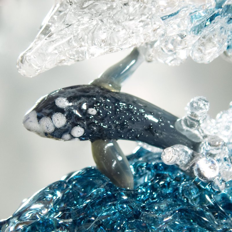 Glass Necklace: The Wave with a Humpback Whale - สร้อยคอ - แก้ว สีน้ำเงิน
