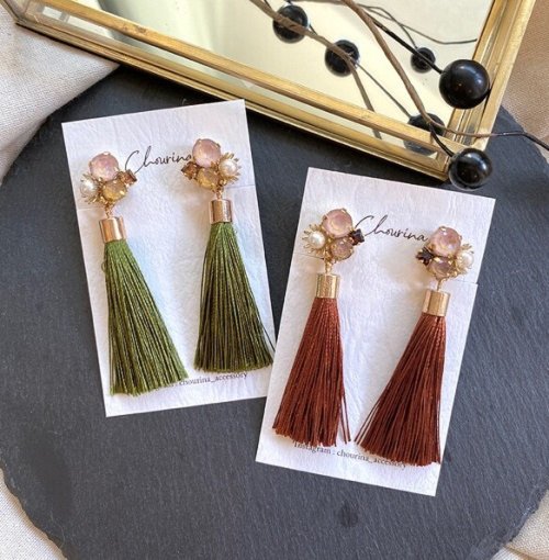 green ビジューとタッセルイヤリング、ピアス - ショップ