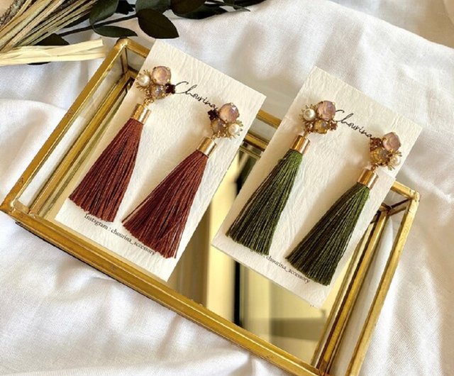 green ビジューとタッセルイヤリング、ピアス - ショップ