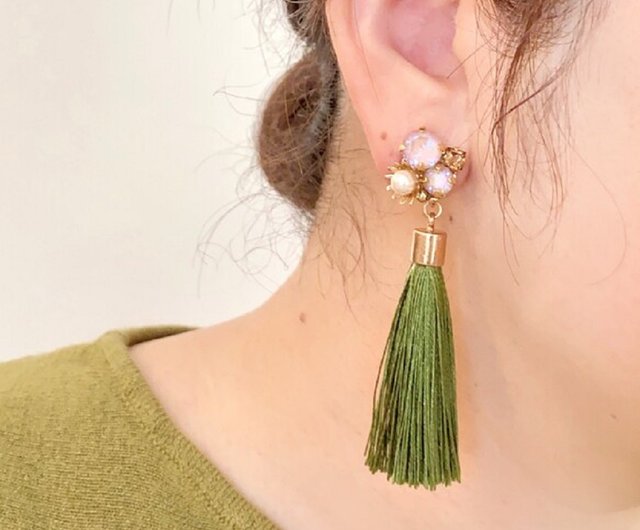 green ビジューとタッセルイヤリング、ピアス - ショップ chourina