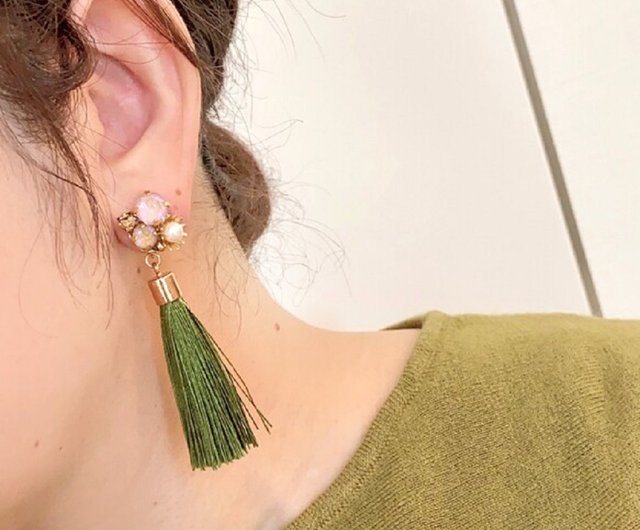 green ビジューとタッセルイヤリング、ピアス - ショップ chourina