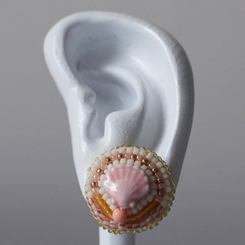おしゃべりなイヤリング ピアス No.36 ペールピンクの貝がらモチーフ×クリーム ビーズ刺繍デザイン 大ぶり サージカルステンレス 金具選択可 - 耳環/耳夾/耳骨夾 - 玻璃 粉紅色