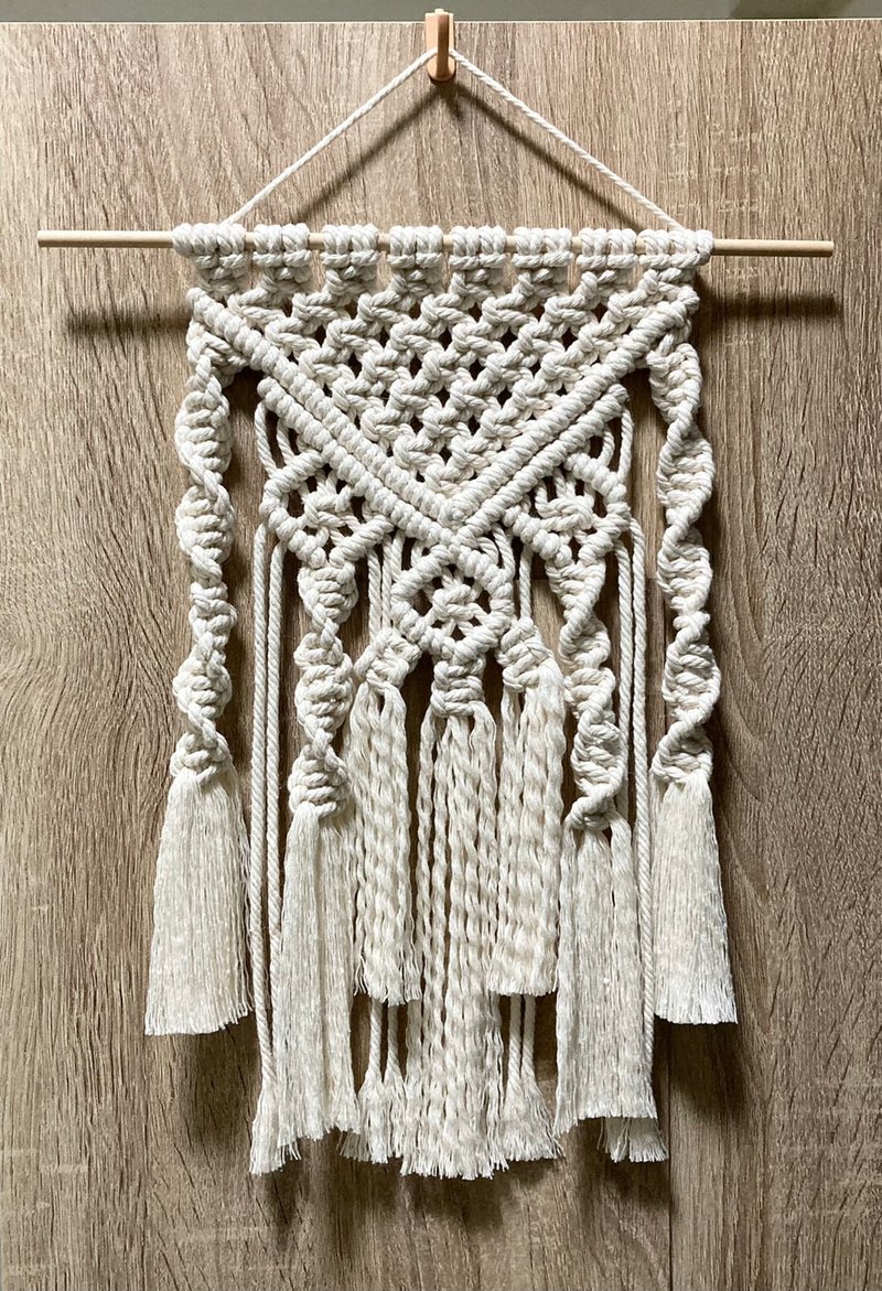 Weaving Dreams - Medium Macramé Handmade Wall Hanging - ของวางตกแต่ง - ผ้าฝ้าย/ผ้าลินิน 