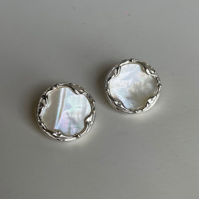 [Sterling silver earrings] Round picture frame mother-of-pearl earrings - ต่างหู - เงินแท้ 