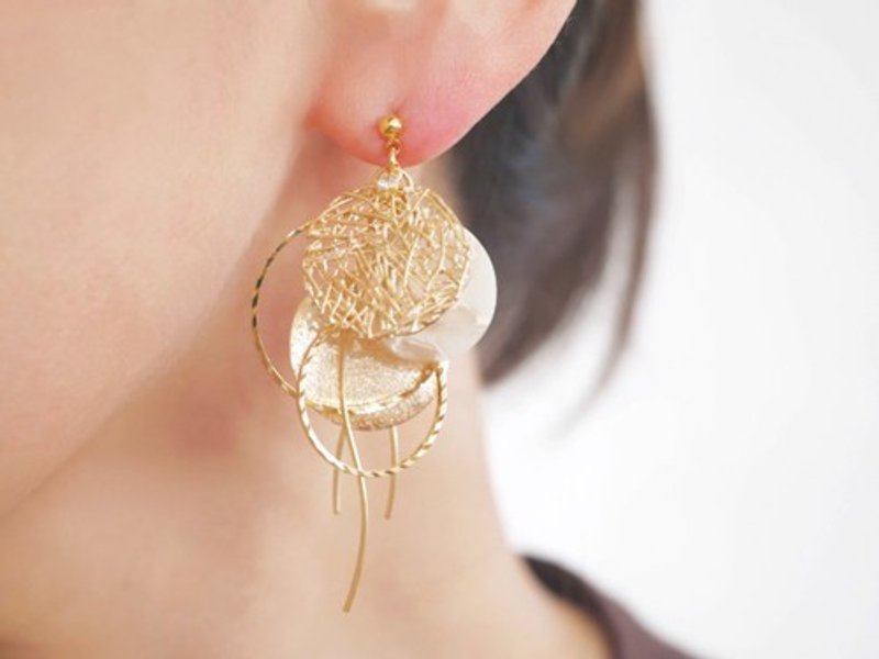 Circle motif and marbled ecru earrings - ต่างหู - โลหะ 