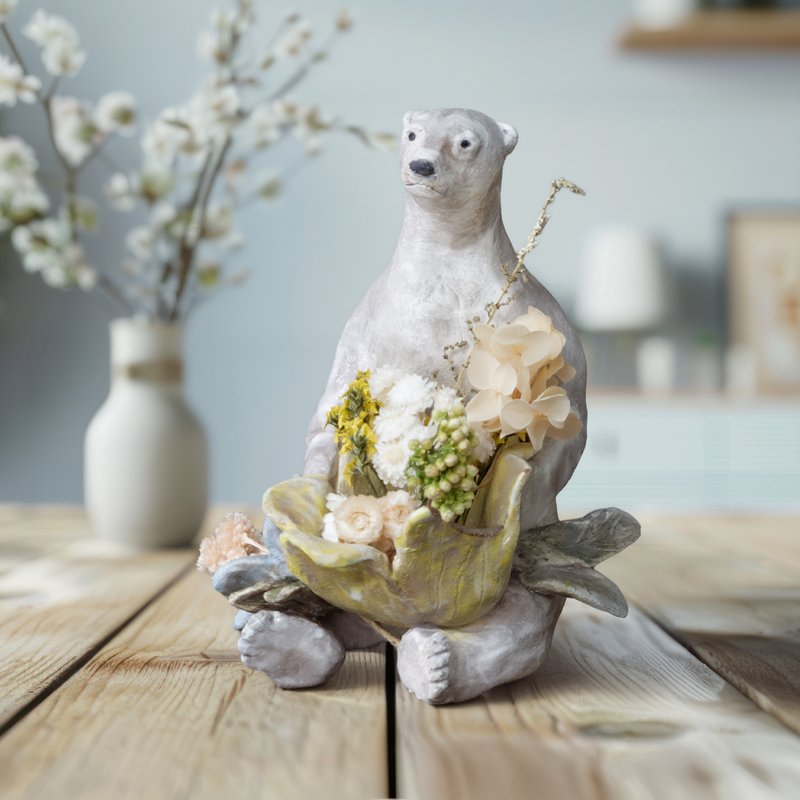 ホッキョクグマと花の彫刻 手びねり陶器 癒しのギフト 世界に一つだけの手作り陶器 - 花瓶・植木鉢 - 陶器 ホワイト