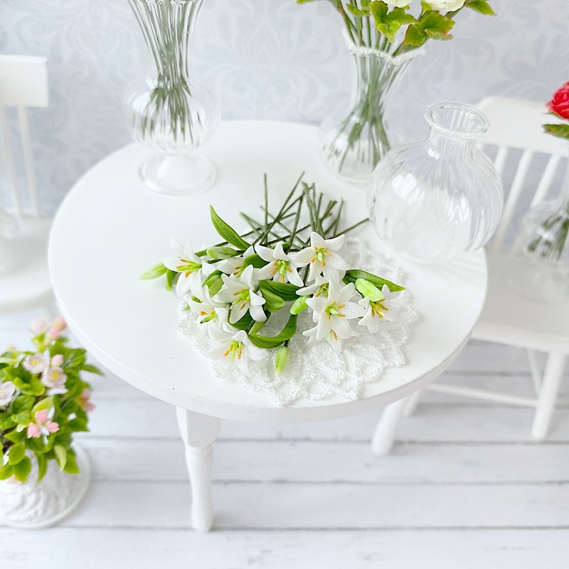 Miniature White lilies Flowers for dolls and dollhouse Scale 1:6,1:12 - ตุ๊กตา - พลาสติก ขาว