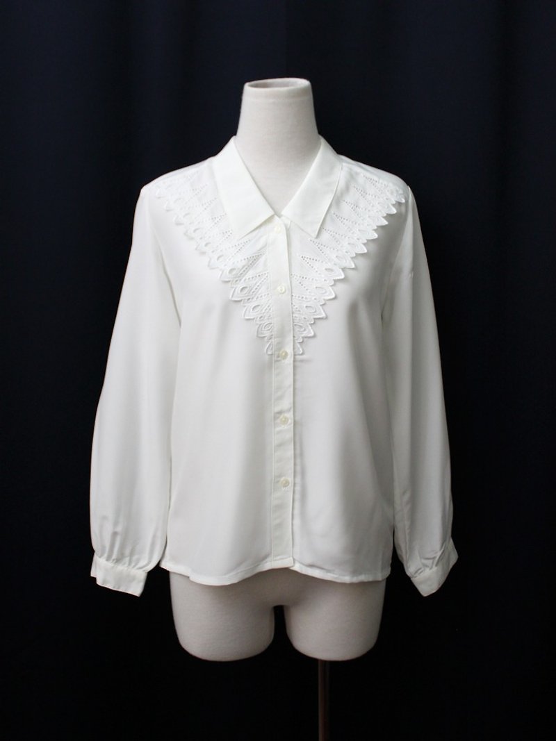 [RE0215T1759] Nippon forest department vintage V-neck white lace shirt - Women's Shirts - Polyester White