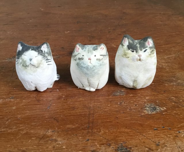 太った猫を旅行 - 猫と小さな磁器のオブジェクト        