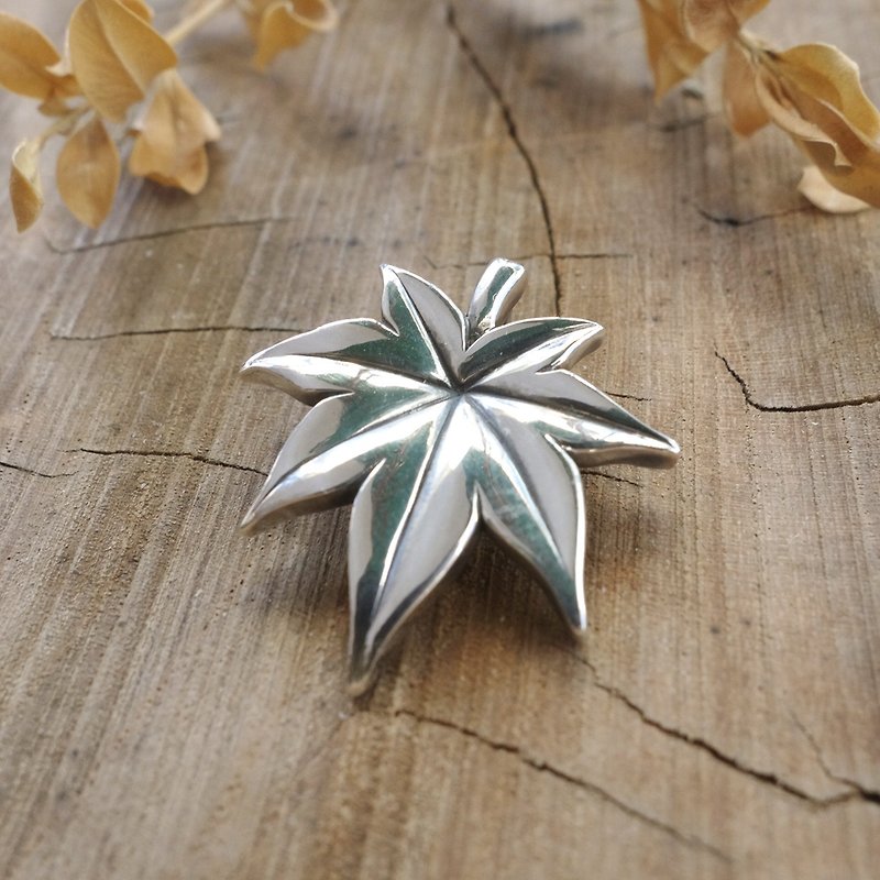 Sterling Silver-Maple Leaf Pendant - สร้อยคอ - โลหะ สีเงิน