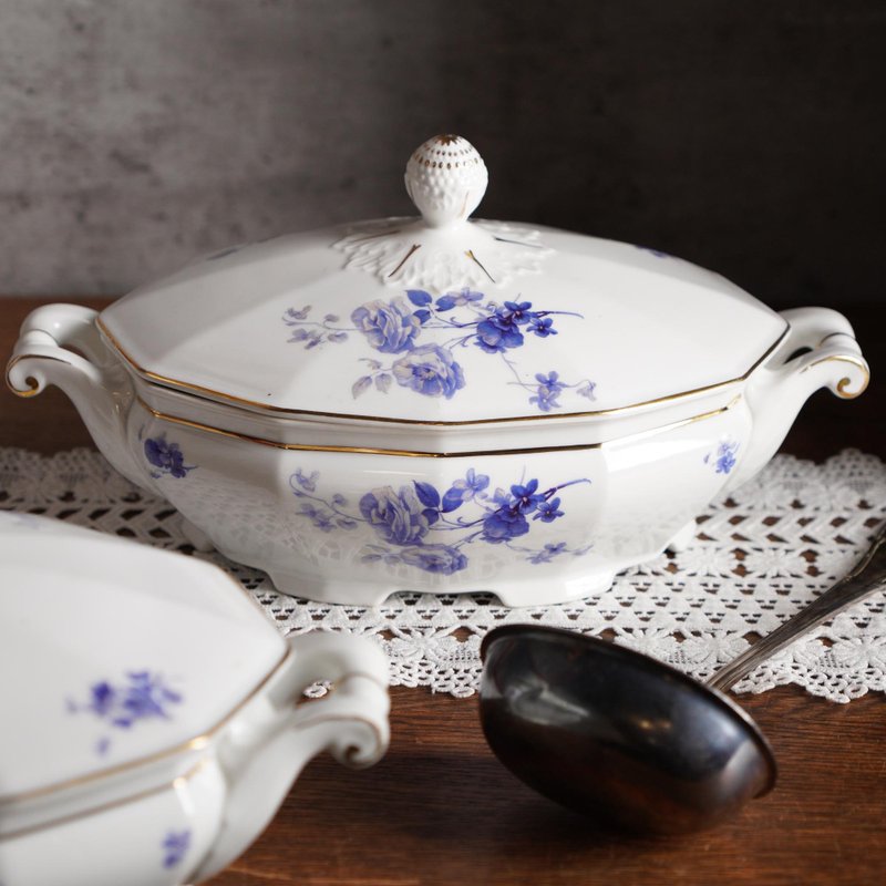 Lidded pot with floral pattern and gold rim made by Haas & Czjzek - กระทะ - เครื่องลายคราม สีน้ำเงิน