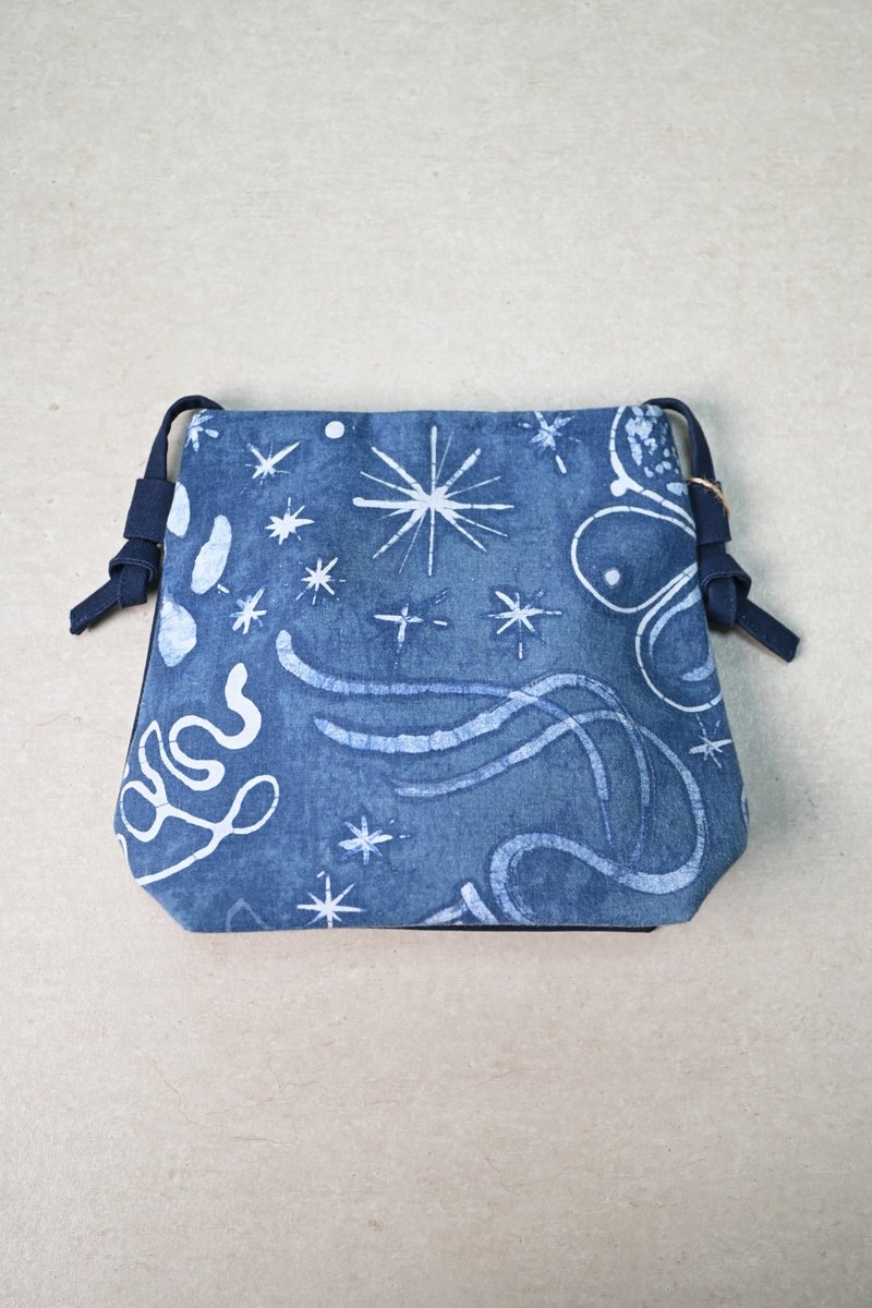 【記憶有限】藍染斜背包/隨身包-星球系列 - 側背包/斜背包 - 棉．麻 藍色