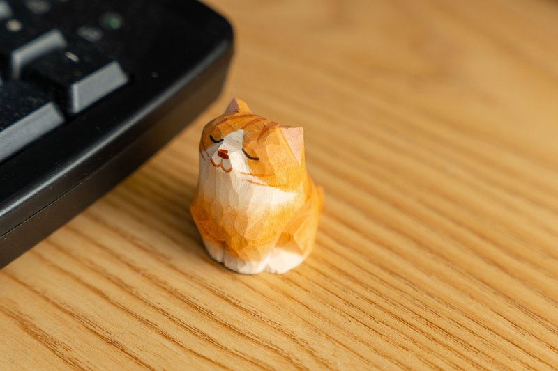 Islandoffer Bass Wooden Carving Cute Kitten (Animal Series) - ของวางตกแต่ง - ไม้ สีทอง