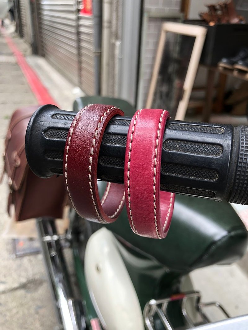 Daily concave hard leather ring Adjustable bracelet Leather accessories Leather accessories Color Fuchsia - สร้อยข้อมือ - หนังแท้ สีแดง