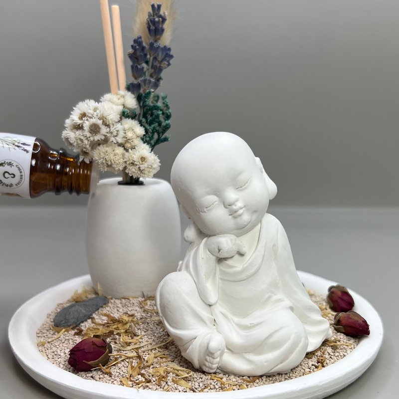 24HR 淨念吉祥小佛(一念) 永生花圓盤組合 藝術香氛擴香 精油香氛 - 香氛/精油/擴香 - 水泥 白色