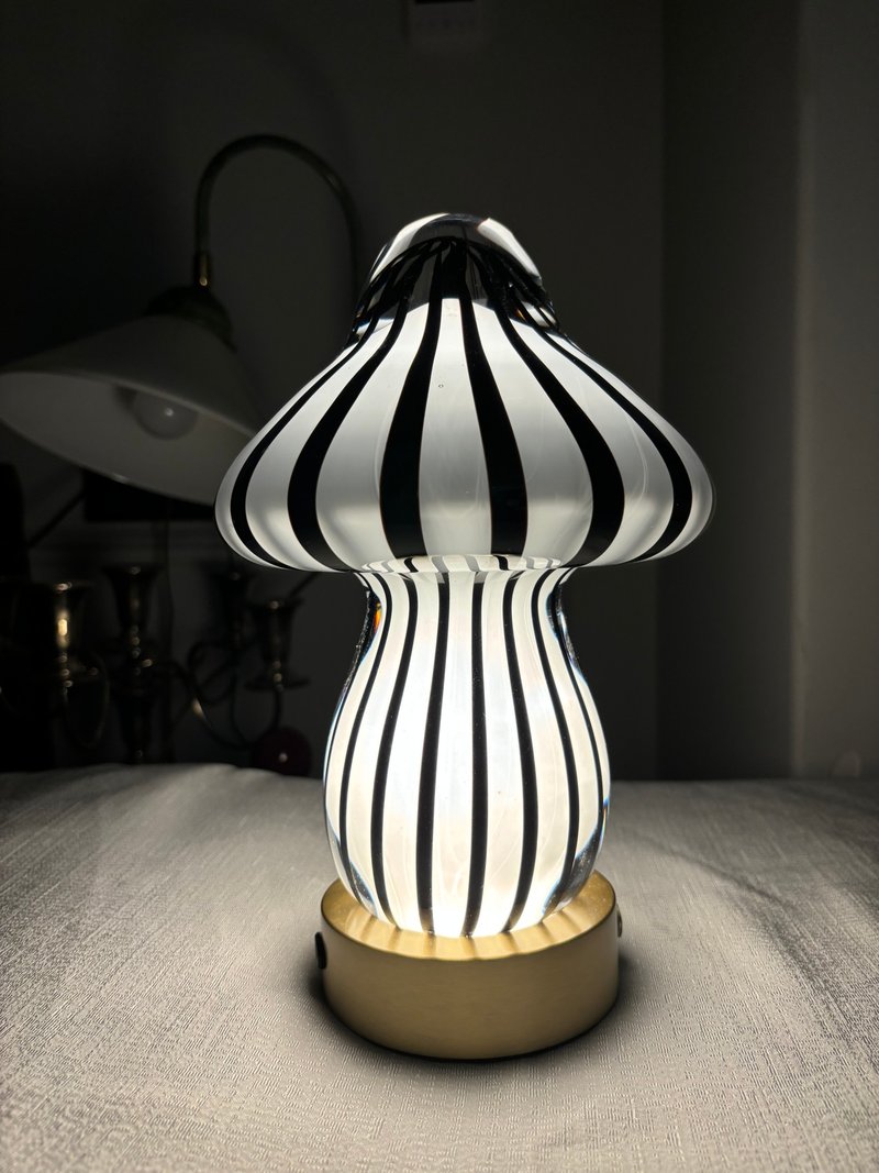 Hand Blown Glass Mushroom Night Light with Black Swirl with Height 25cm 7.5 Lbs - 燈具/燈飾 - 玻璃 黑色