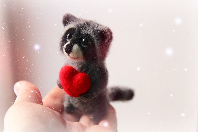 Raccoon with heart Needle felted raccoon toy felt animals figurine - 玩偶/公仔 - 羊毛 