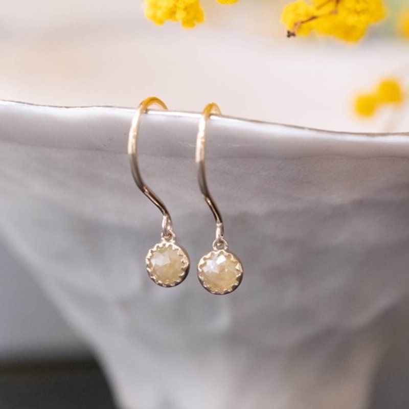 Wishing Hook Earrings Ecru Beige - ต่างหู - เครื่องเพชรพลอย 