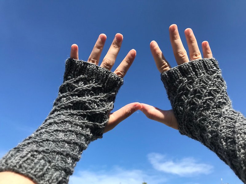 Calm Twill Gray | Knitted Gloves - Gloves & Mittens - Wool Gray