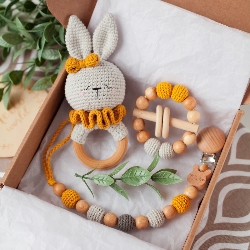 新生児女の子ギフトボックス: バニーガラガラおもちゃ、歯が生えるリング、おしゃぶりクリップ - 出産祝い用贈物 - 木製 グレー