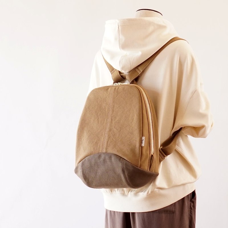 Mousse/ Brown Beige x Khaki [Made to Order] Trocco Canvas Bag - กระเป๋าเป้สะพายหลัง - ผ้าฝ้าย/ผ้าลินิน สีนำ้ตาล