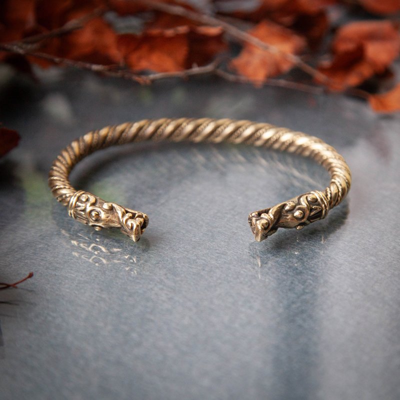 Metal bracelet with wolf heads. Heavy scandinavian pagan bangle Jewelry for men. - สร้อยข้อมือ - โลหะ สีส้ม